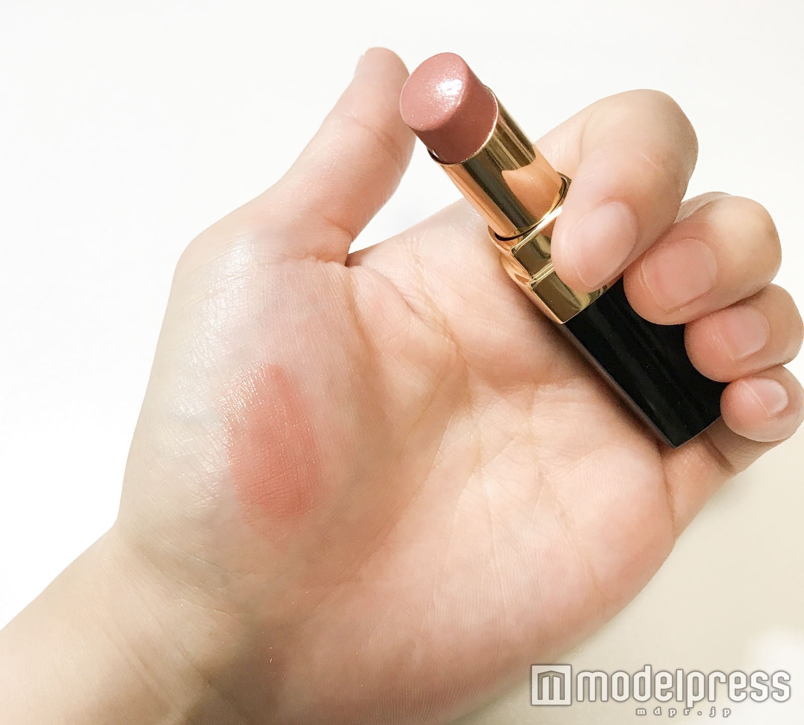 上品なのに華やかな大人ベージュ／写真・MAI（C）モデルプレス