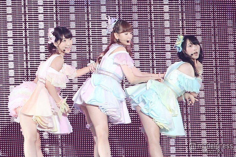 （左から）柏木由紀、小嶋陽菜、松井玲奈（C）AKS