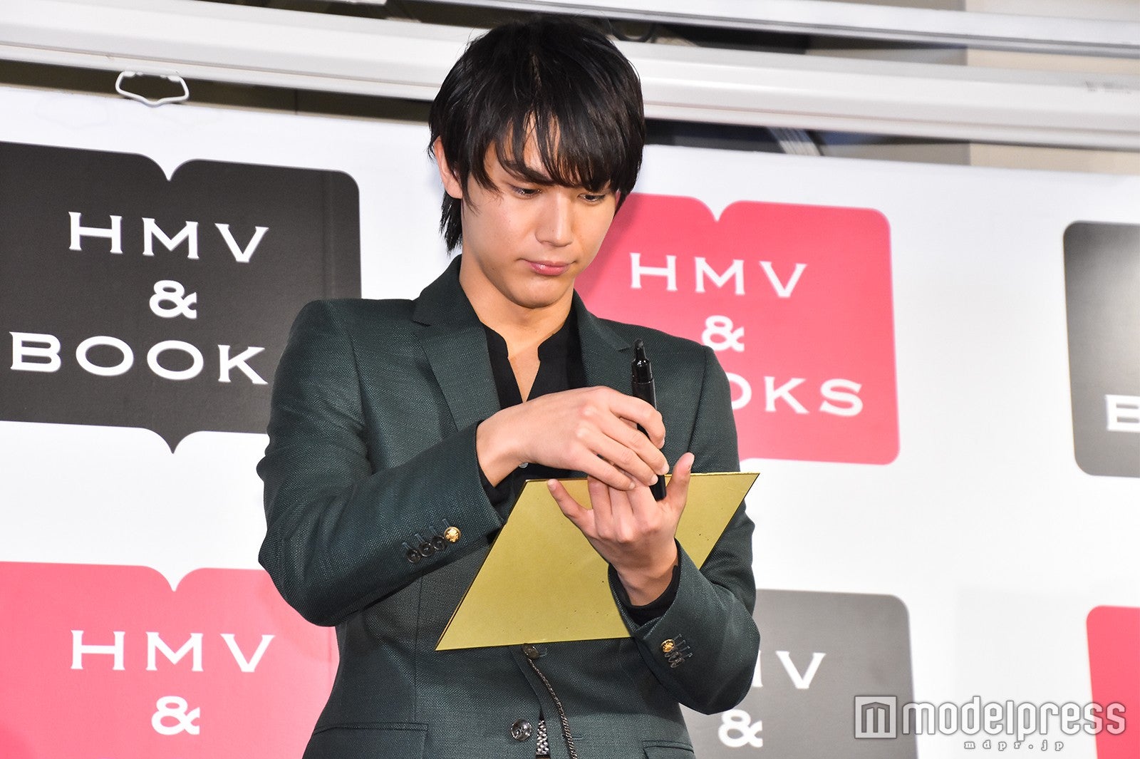 抱負を書き込む中川大志 （C）モデルプレス