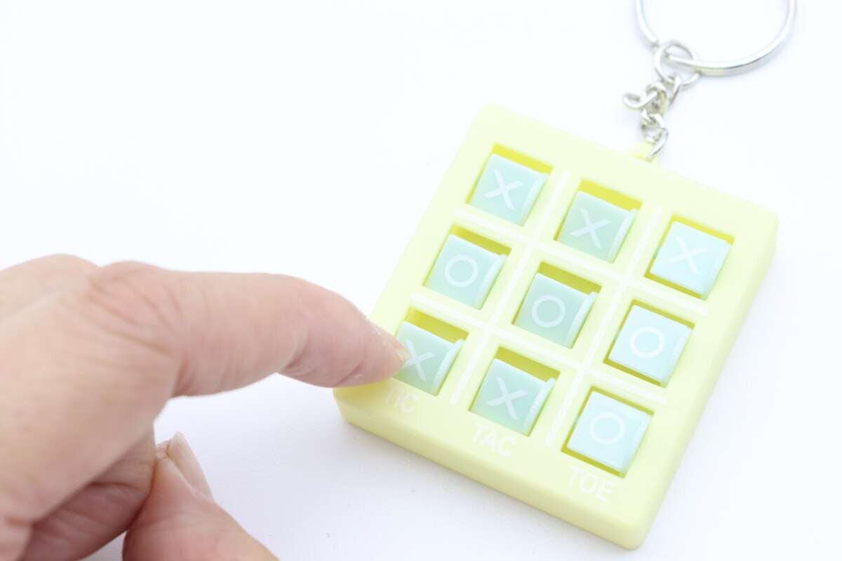 キーホルダー（マルバツゲーム）　おもちゃ