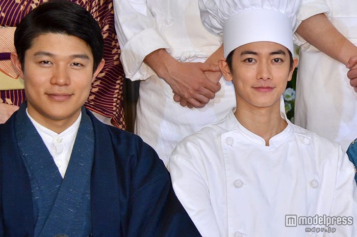 劇中では兄弟役を演じる(左から)鈴木亮平、佐藤健