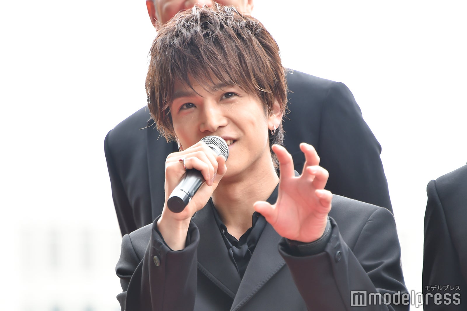 『“純司の兄貴”がくねくねしている』を説明中の岩田剛典 （C）モデルプレス