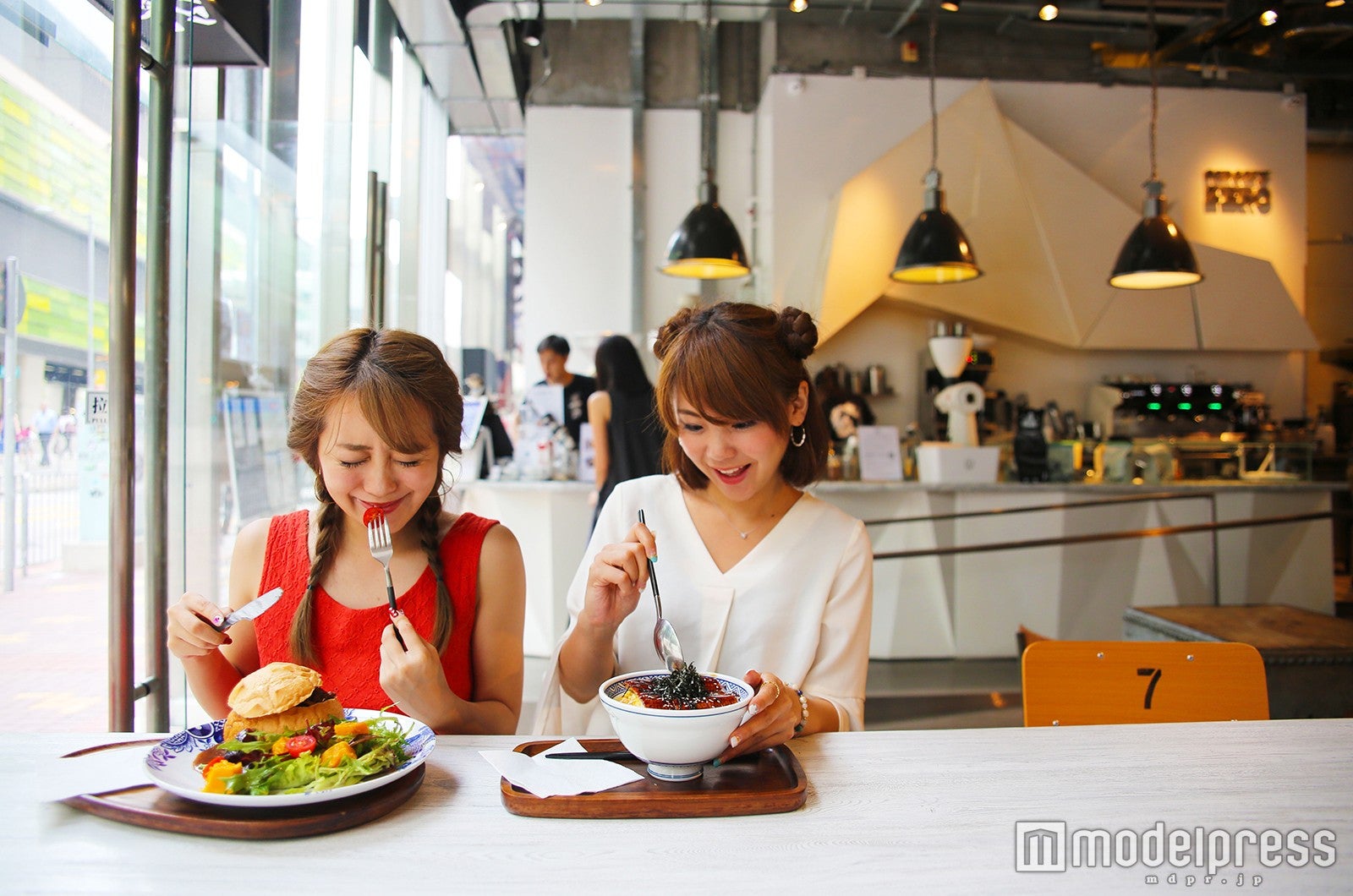 思わず笑みがこぼれる美味しさ／モデル：中島絢乃、MAAMI（C）モデルプレス