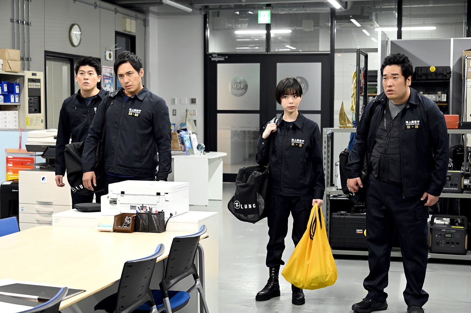 有輝（土佐兄弟）、高橋光臣、趣里、岡崎体育（C）TBS