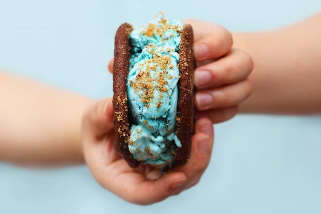 ジャイアントチョコミントアイスクリームサンド　価格￥950／画像提供：クッキータイム・ジャパン