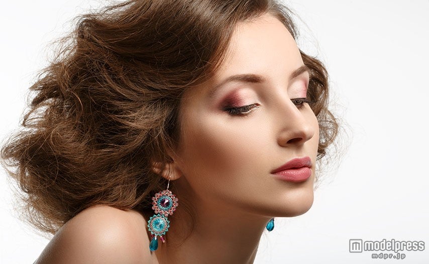 大きめピアスで視線を奪う（Photo-by-fotoatelie）