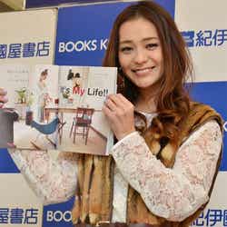 お気に入りのページを披露する竹下玲奈