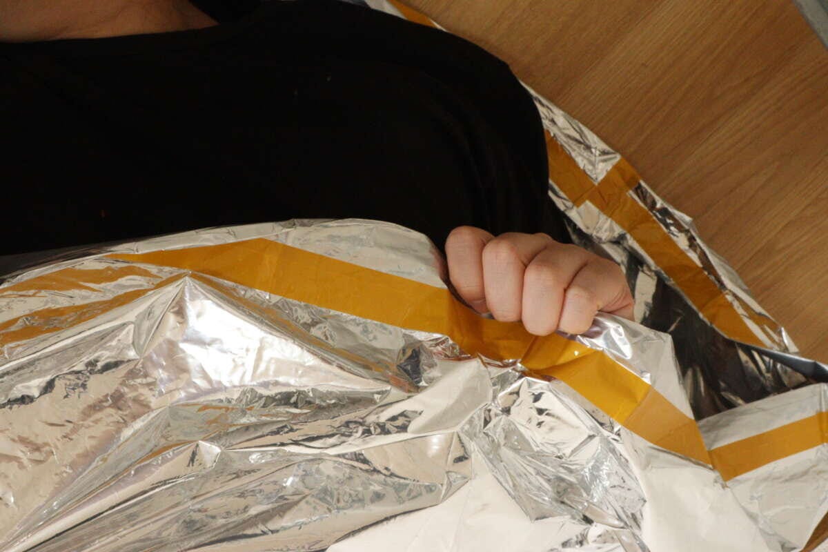 ダイソーの緊急簡易アルミ寝袋（静音タイプ）の使用例