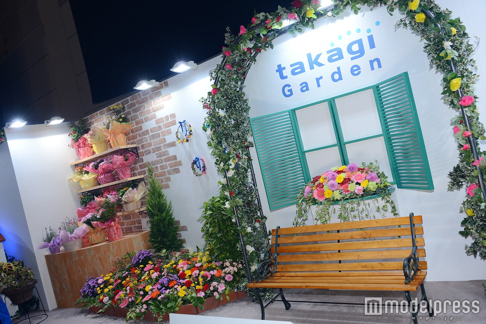 “お庭風フラワーショップ”のような空間（C）モデルプレス