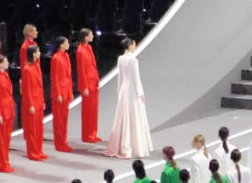 「めちゃくちゃ美人だなと思ってたら」五輪開会式、イタリア国旗運んできた白ドレス美女の正体に衝撃「顔が浮かぶ」「すんごい美人と付き合ってんだな」