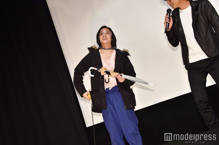 ポケットからおもむろに取り出したのはバナナ(C)モデルプレス