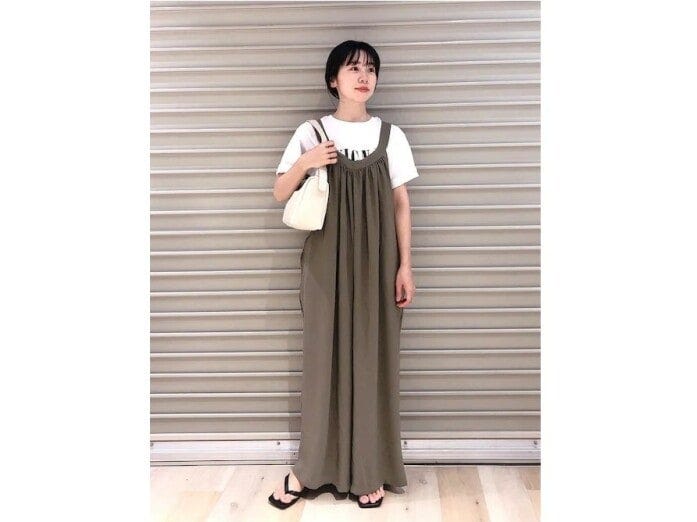 白Tシャツを合わせるとワンピースも普段使いにちょうどいい大人カジュアルコーデに　出典：WEAR