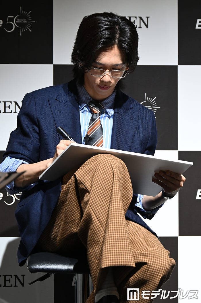 フリップに書くリョウガ(C)モデルプレス