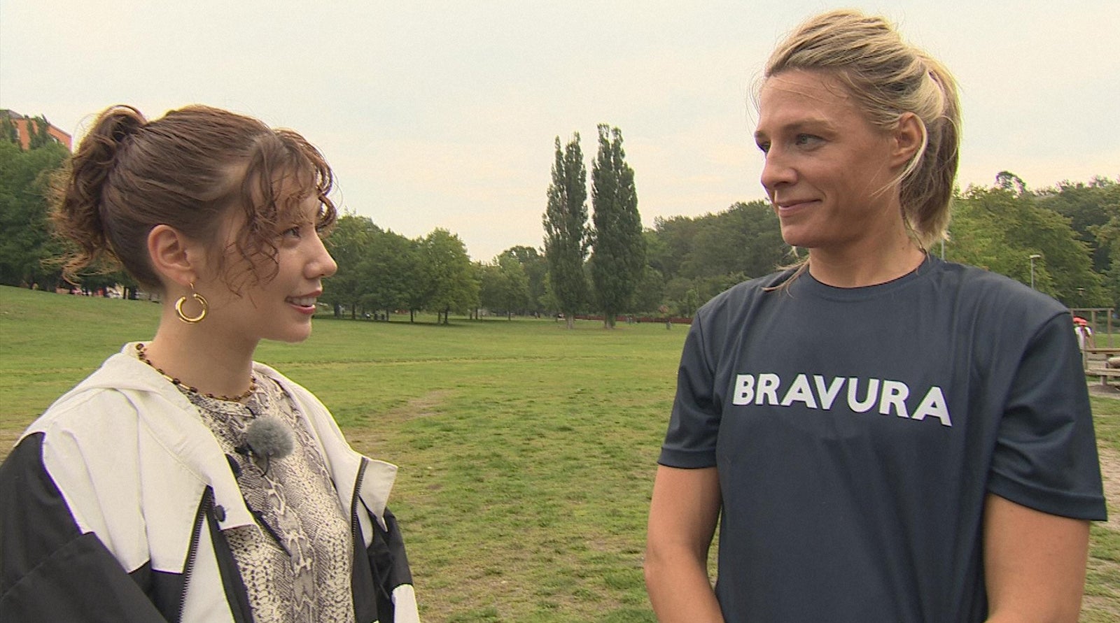 左：仲里依紗（C）TBS