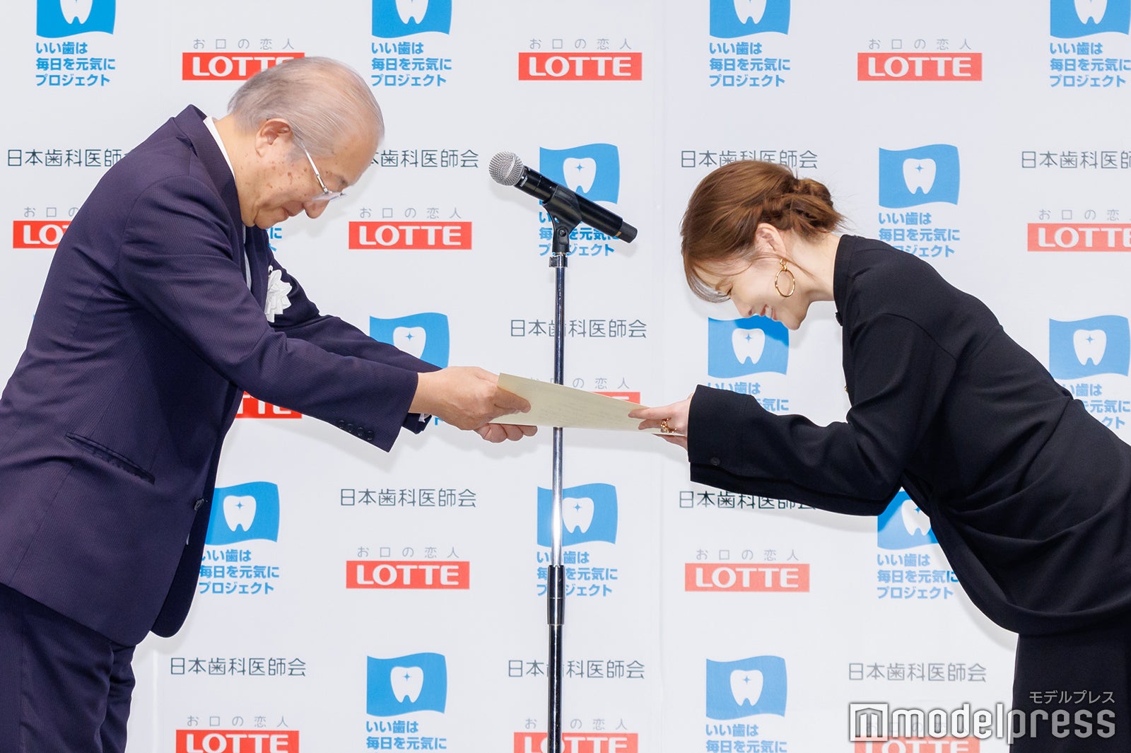 （右）白石麻衣（C）モデルプレス