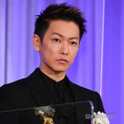 佐藤健 猫耳姿で にゃんにゃん 人生初メイドカフェに 萌えとキュンでパンパン モデルプレス