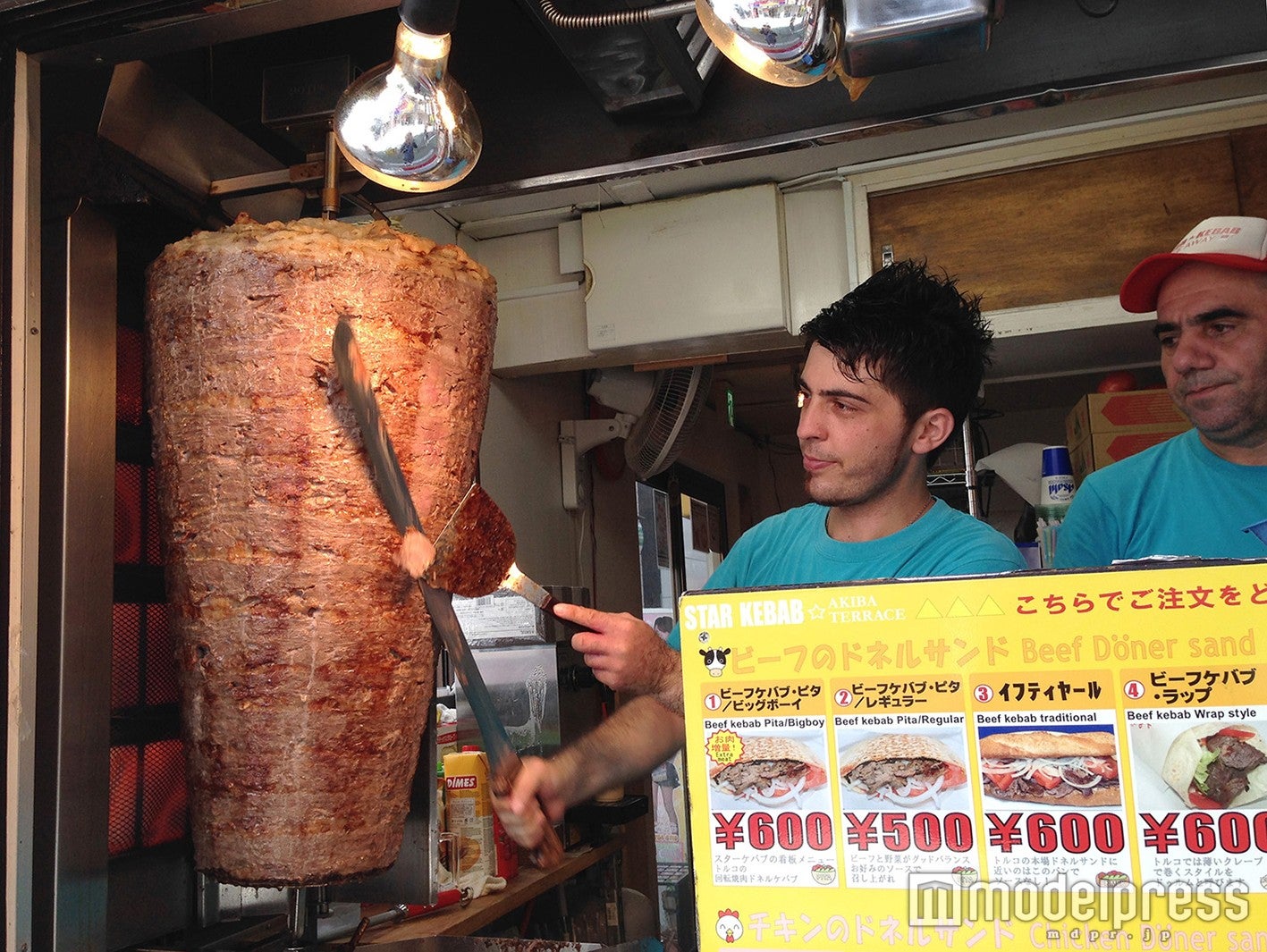 巨大な塊肉を切り出して提供／画像提供：日建リース工業