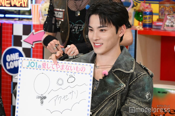 「愛してやまないもの」を発表する川西拓実(C)モデルプレス