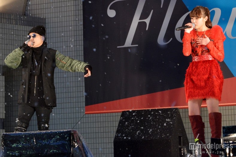 迫力パフォーマンスを見せた（左より）VERBAL（m-flo）、Flower・鷲尾伶菜