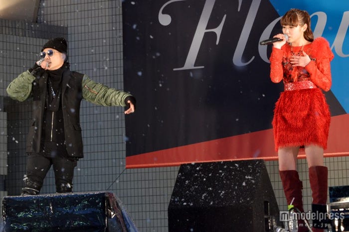 迫力パフォーマンスを見せた(左より)VERBAL(m-flo)、Flower・鷲尾伶菜