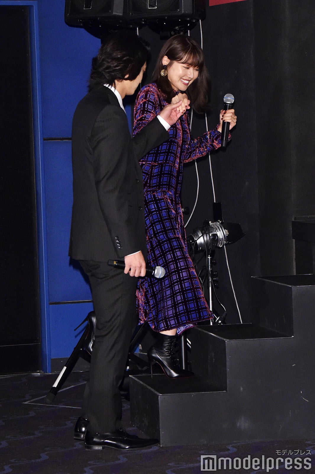 伊藤健太郎、有村架純をエスコート （C）モデルプレス