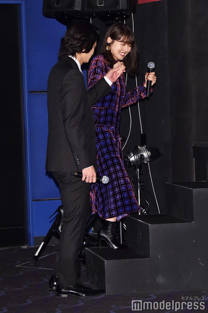 伊藤健太郎、有村架純をエスコート (C)モデルプレス