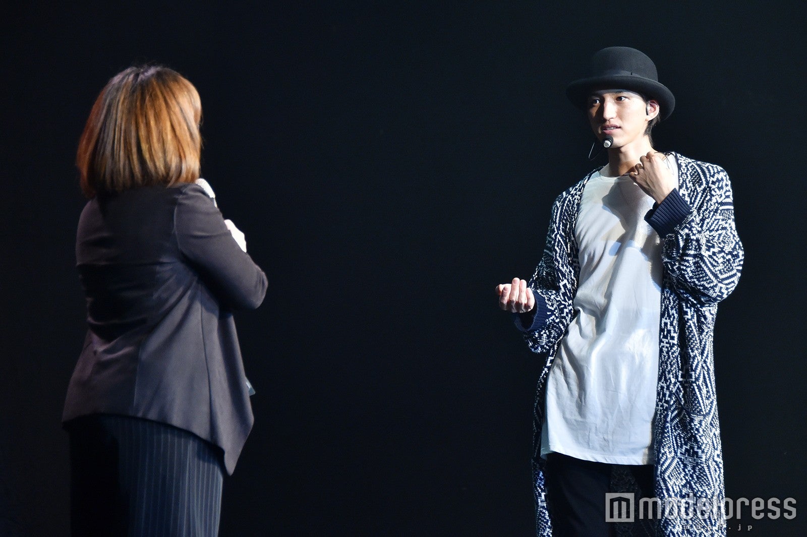 スタッフと打ち合わせ中の田口 淳之介（C）モデルプレス