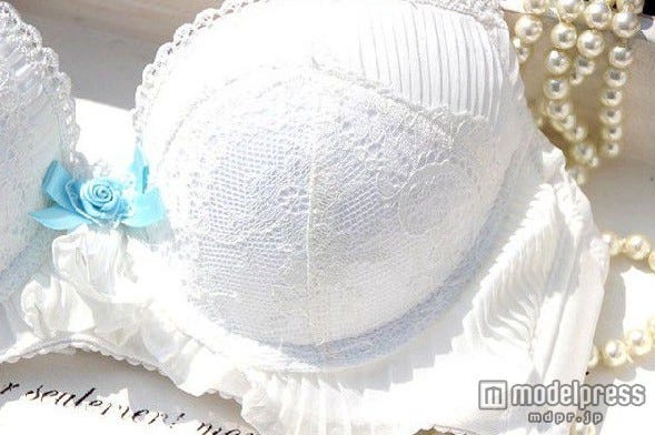 ローズリボン付きブラ&ショーツ「AKKISTORE」3,809円(税込)