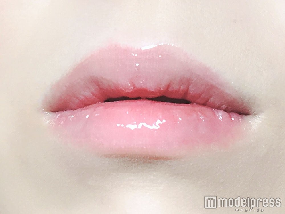 【Dior】「アディクトリップマキシマイザー“001ピンク”」で唇に潤いを／写真：onoaki（C）モデルプレス