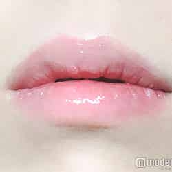 【Dior】「アディクトリップマキシマイザー“001ピンク”」で唇に潤いを／写真：onoaki（C）モデルプレス