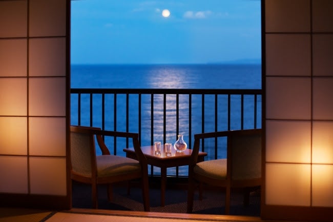 月見風呂で願いが叶う？神秘的な「ムーンロード」が楽しめる温泉宿3選