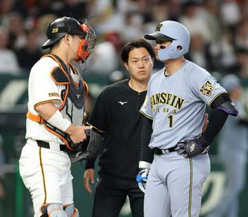 阪神・森下翔太が死球で悲鳴→巨人・大城卓三が東海大相模の後輩に声かけ＆お尻をポン 不満そうな森下をケアか？配慮を感じさせたワンシーン