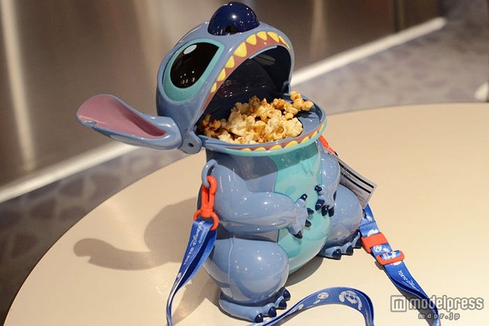 大きく口を開けてポップコーンを取り出す