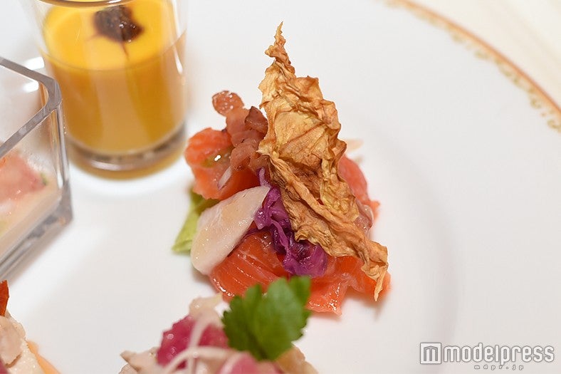 スモークサーモンとキャベツのサラダ（C）モデルプレス