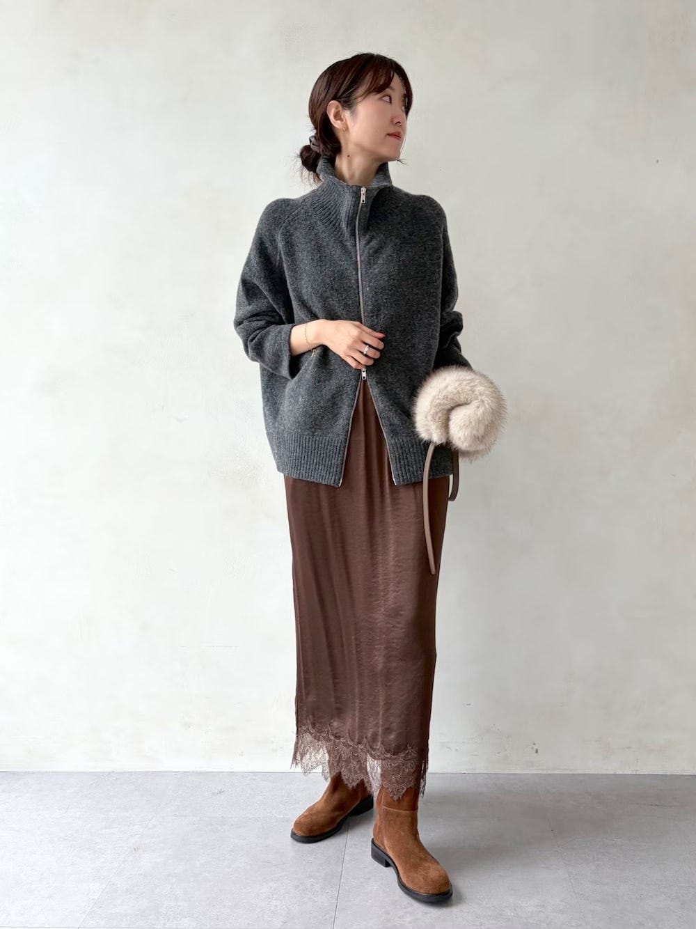 ニット素材のジップブルゾンで、スポーティーな抜け感をプラス 出典:WEAR