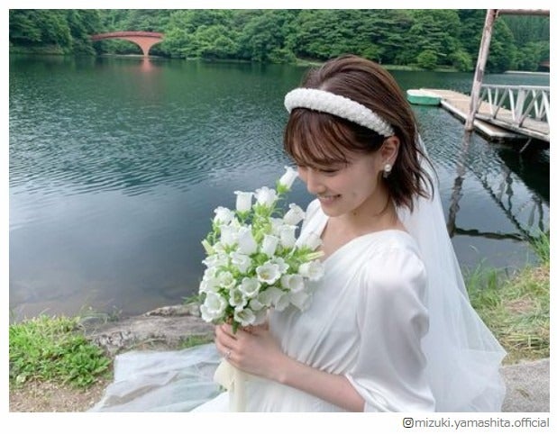 乃木坂46山下美月、ウエディングドレス姿のオフショットに「こんなきれいな花嫁見たことない」「美月さま美しい」と反響