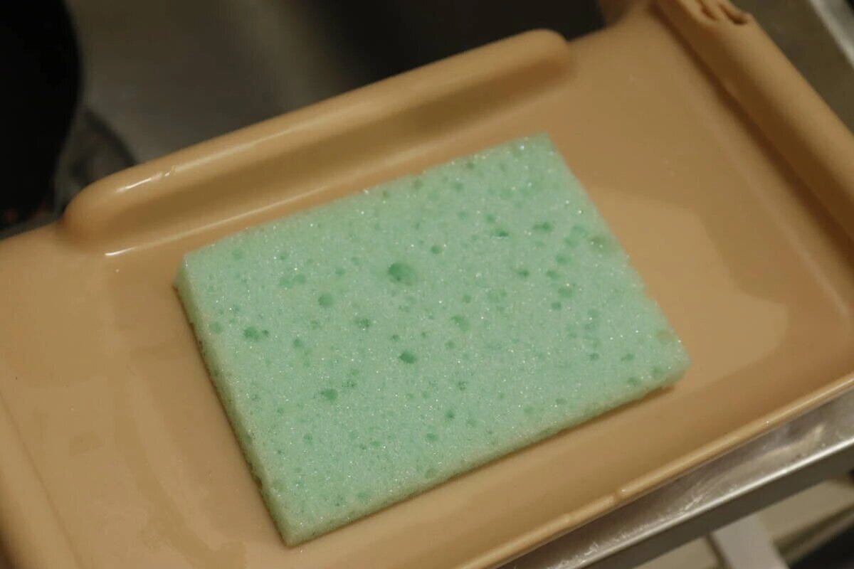 スポンジホルダー(水切りネット用)に緑色のスポンジが置かれている スポンジホルダー(水切りネット用)に緑色のスポンジが置かれている