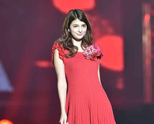 マギーの“妖艶な表情”に釘付け 真っ赤なワンピース姿でウォーキング<東京ランウェイ 2015 SPRING/SUMMER>