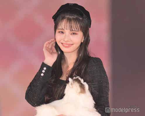 川口ゆりな、お嬢様スタイルで可愛さ全開 ミニワンピから美脚もチラリ<GirlsAward 2022 A/W>