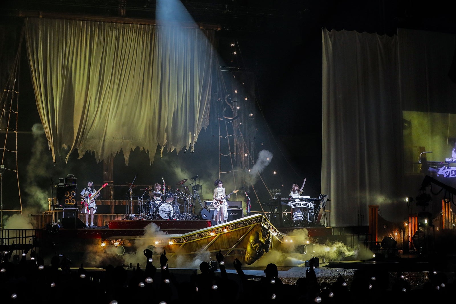 SILENT SIREN／撮影：HAJIME KAMIIISAKA