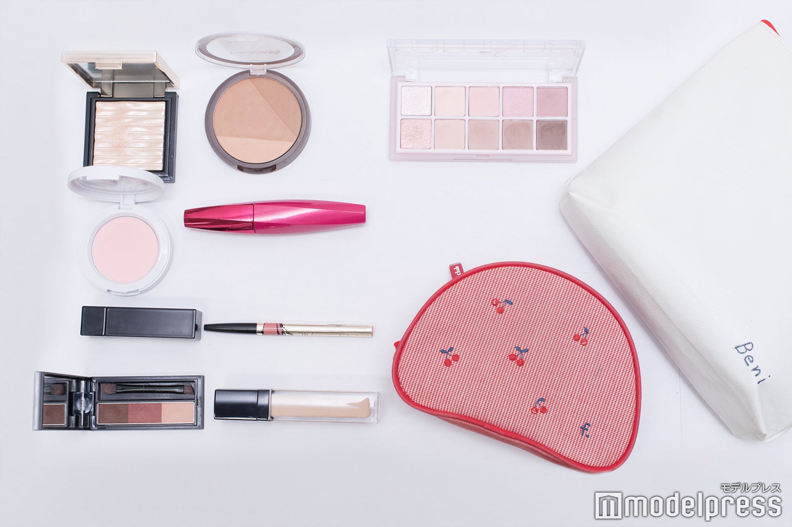 竹俣紅アナのメイクポーチの中身をチェック！（C）モデルプレス