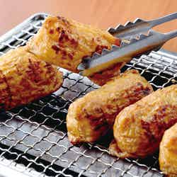 油揚げを甘辛く煮詰め、皮の表面を香ばしく炙った『炙り黒糖いなり』2 ヶ¥200~/画像提供:LIFEstyle