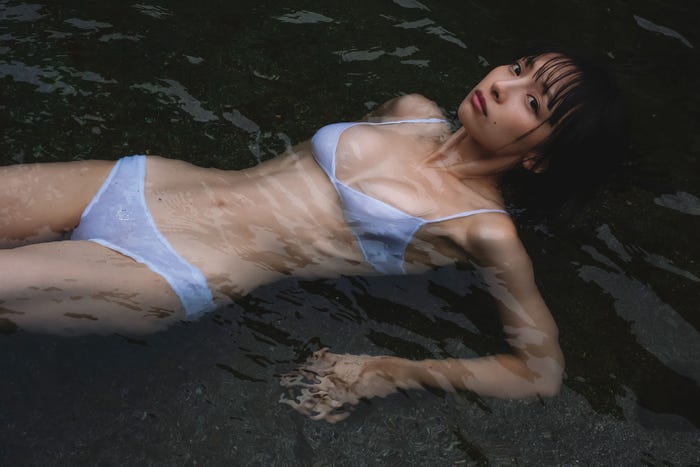 華村あすか 写真集「真価論」/撮影:沢渡朔(画像提供:講談社)