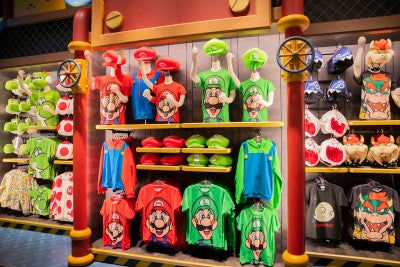 マリオとルイージのぬいぐるみハット各3300円、Tシャツ各大人用3500円・キッズ用2900円、パーカー各大人用6600円・キッズ用5300円 画像提供:ユニバーサル・スタジオ・ジャパン