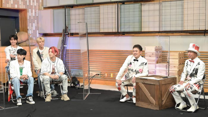 (左から)OWV、有田哲平、小峠英二 (C)TBS