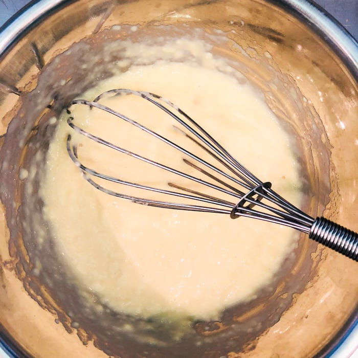 手順3:プリンはカラメル以外をボウルに入れ、泡立て器で混ぜる/画像提供:柏原歩