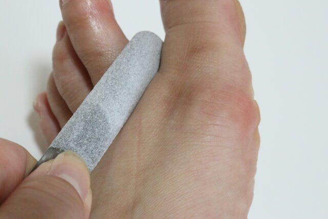 セリア　ポイント用ソフト角質やすり　使用例　ポイント使い　指の間