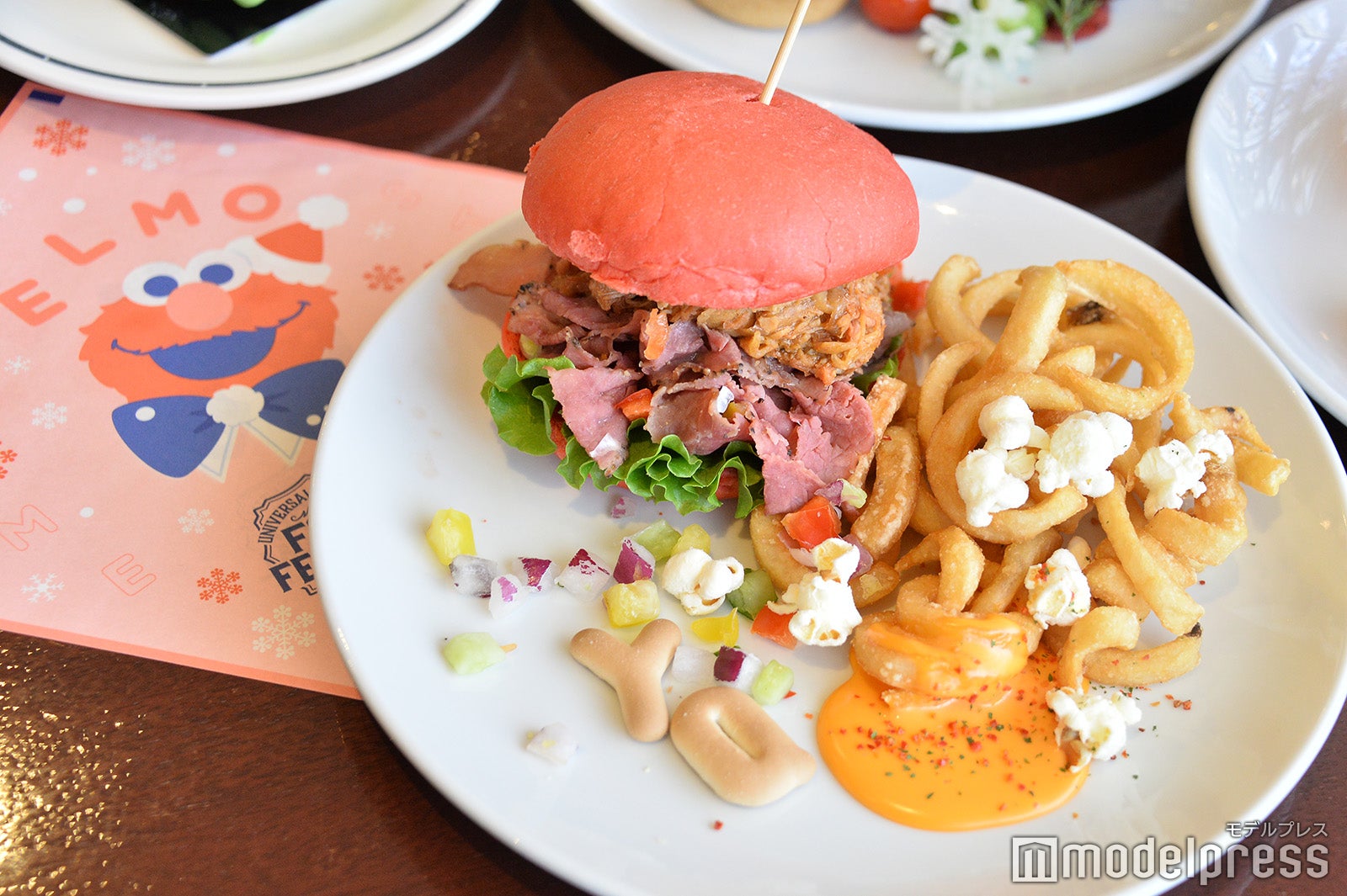 ハンバーガー ～BBQ プルドポーク～￥2,400（C）モデルプレス