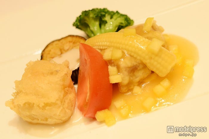 黒豚肉のパイナップルソース ココナッツクリームと揚げコーン餅添え