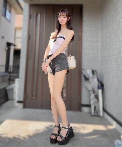 167cm高身長アイドル、超脚長ショーパン姿に反響「スタイル抜群」「顔ちっちゃい」